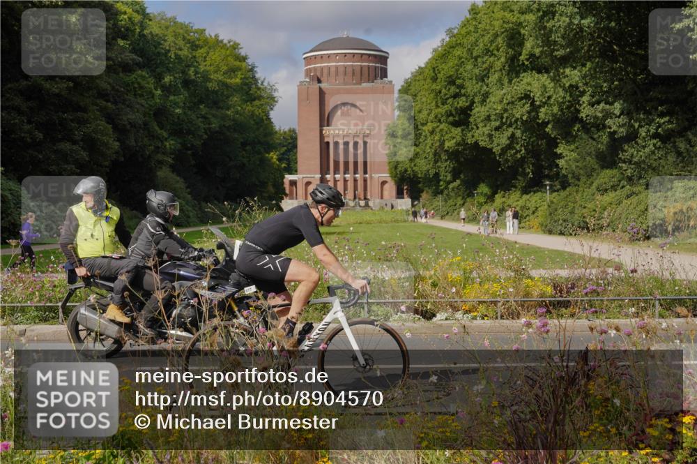 14.09.2025 - Stadtparktriathlon Michael Burmester http://msf.ph/oto/8904570 14.09.2025 11:32:03 Radfahren 877, 878, 900, 915 meine-sportfotos.de