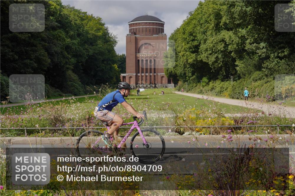 14.09.2025 - Stadtparktriathlon Michael Burmester http://msf.ph/oto/8904709 14.09.2025 11:40:08 Radfahren 822, 945, 1053 meine-sportfotos.de