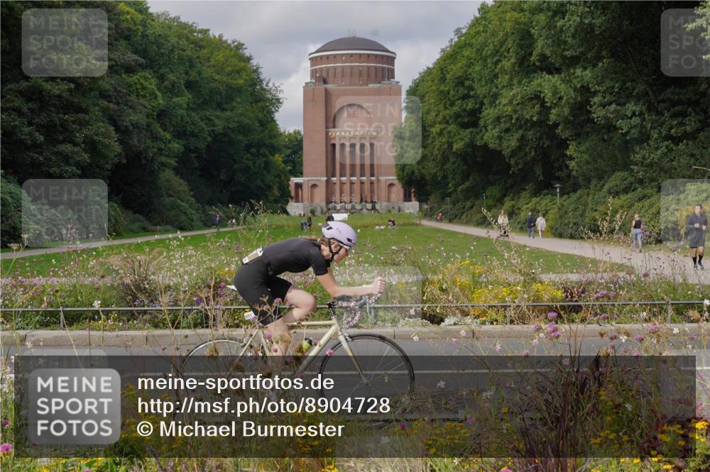14.09.2025 - Stadtparktriathlon Michael Burmester http://msf.ph/oto/8904728 14.09.2025 11:41:19 Radfahren 951 meine-sportfotos.de