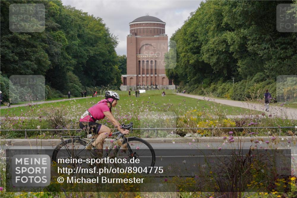 14.09.2025 - Stadtparktriathlon Michael Burmester http://msf.ph/oto/8904775 14.09.2025 11:43:18 Radfahren 946, 985, 1059, 1117 meine-sportfotos.de