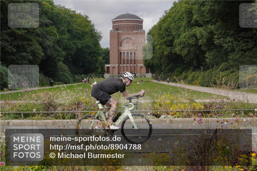 14.09.2025 - Stadtparktriathlon Michael Burmester http://msf.ph/oto/8904788 14.09.2025 11:44:10 Radfahren 925, 996, 1027, 1115 meine-sportfotos.de