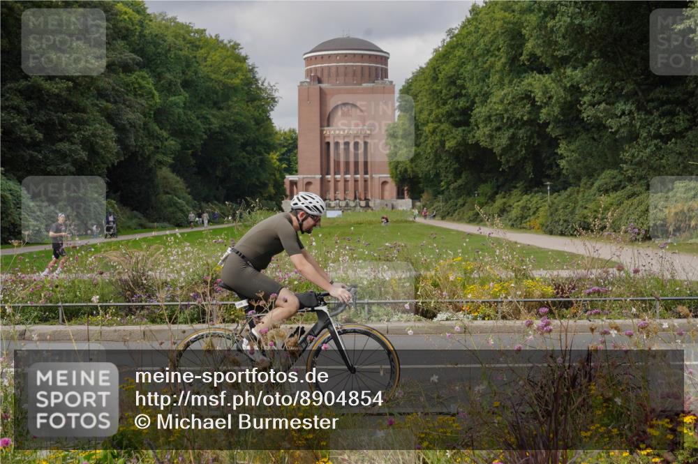 14.09.2025 - Stadtparktriathlon Michael Burmester http://msf.ph/oto/8904854 14.09.2025 11:47:56 Radfahren 949, 952, 1049, 1056 meine-sportfotos.de