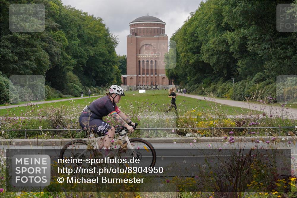 14.09.2025 - Stadtparktriathlon Michael Burmester http://msf.ph/oto/8904950 14.09.2025 11:52:45 Radfahren 938, 996, 1008, 1048, 1055 meine-sportfotos.de