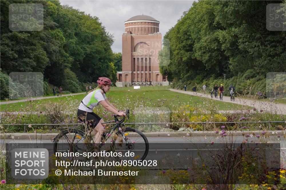 14.09.2025 - Stadtparktriathlon Michael Burmester http://msf.ph/oto/8905028 14.09.2025 11:56:56 Radfahren 924, 927, 1077, 1088, 1123 meine-sportfotos.de