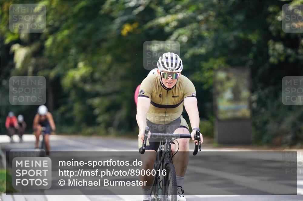 14.09.2025 - Stadtparktriathlon Michael Burmester http://msf.ph/oto/8906016 14.09.2025 13:19:57 Radfahren 1357, 1376, 1397, 1526, 1541, 1571 meine-sportfotos.de