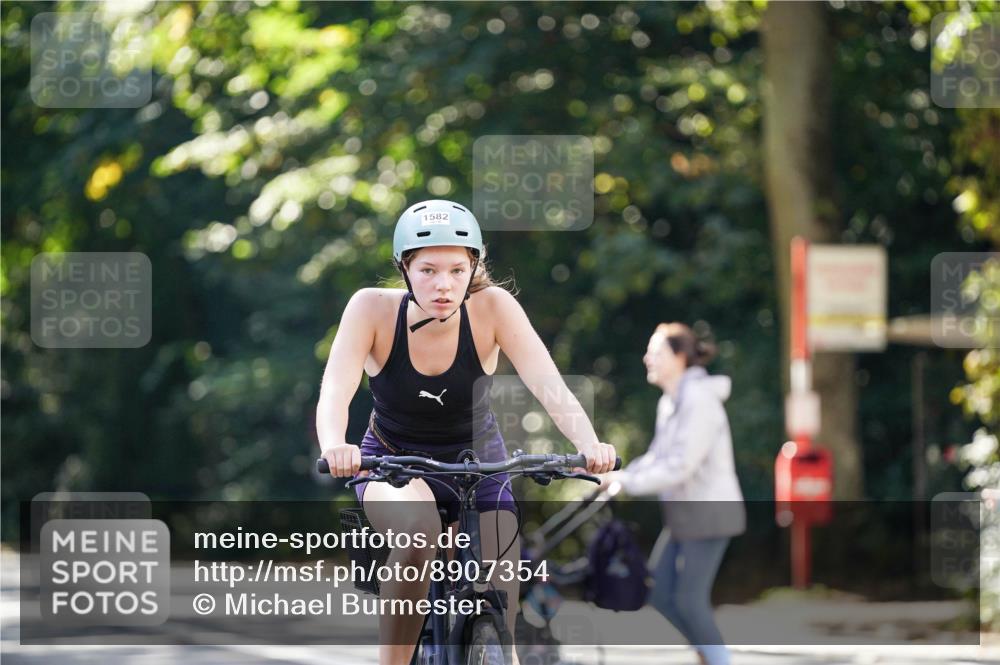 14.09.2025 - Stadtparktriathlon Michael Burmester http://msf.ph/oto/8907354 14.09.2025 13:37:01 Radfahren 1573, 1582 meine-sportfotos.de