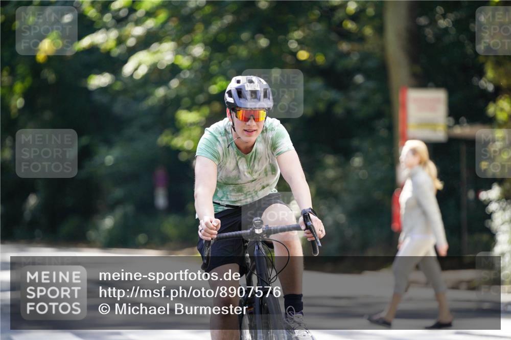 14.09.2025 - Stadtparktriathlon Michael Burmester http://msf.ph/oto/8907576 14.09.2025 13:42:00 Radfahren 1537, 1556, 1557 meine-sportfotos.de