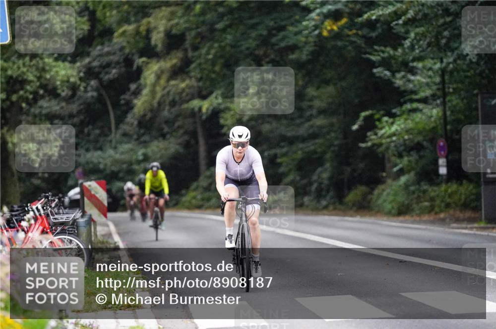 14.09.2025 - Stadtparktriathlon Michael Burmester http://msf.ph/oto/8908187 14.09.2025 09:27:13 Radfahren 469, 494 meine-sportfotos.de