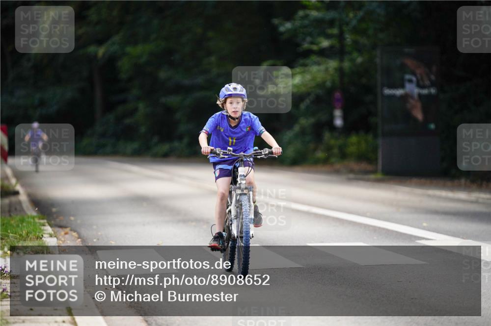 14.09.2025 - Stadtparktriathlon Michael Burmester http://msf.ph/oto/8908652 14.09.2025 14:27:06 Radfahren 1713, 1714 meine-sportfotos.de