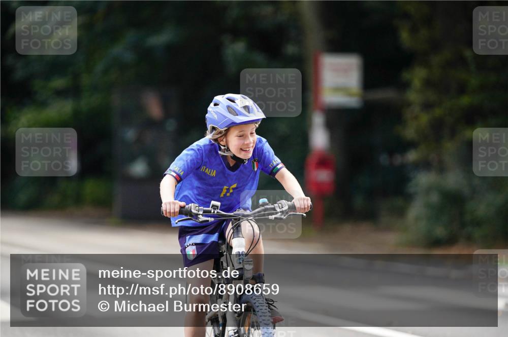 14.09.2025 - Stadtparktriathlon Michael Burmester http://msf.ph/oto/8908659 14.09.2025 14:27:08 Radfahren 1713, 1714 meine-sportfotos.de