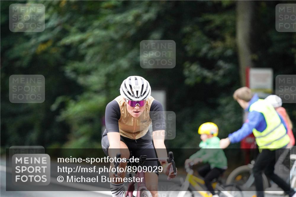 14.09.2025 - Stadtparktriathlon Michael Burmester http://msf.ph/oto/8909029 14.09.2025 09:54:27 Radfahren 548, 575, 660 meine-sportfotos.de
