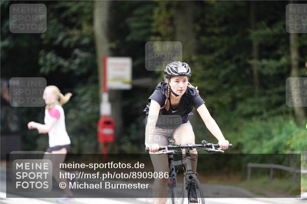 14.09.2025 - Stadtparktriathlon Michael Burmester http://msf.ph/oto/8909086 14.09.2025 09:55:33 Radfahren 450, 546, 557 meine-sportfotos.de