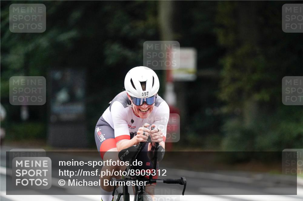 14.09.2025 - Stadtparktriathlon Michael Burmester http://msf.ph/oto/8909312 14.09.2025 10:03:22 Radfahren 592, 597 meine-sportfotos.de