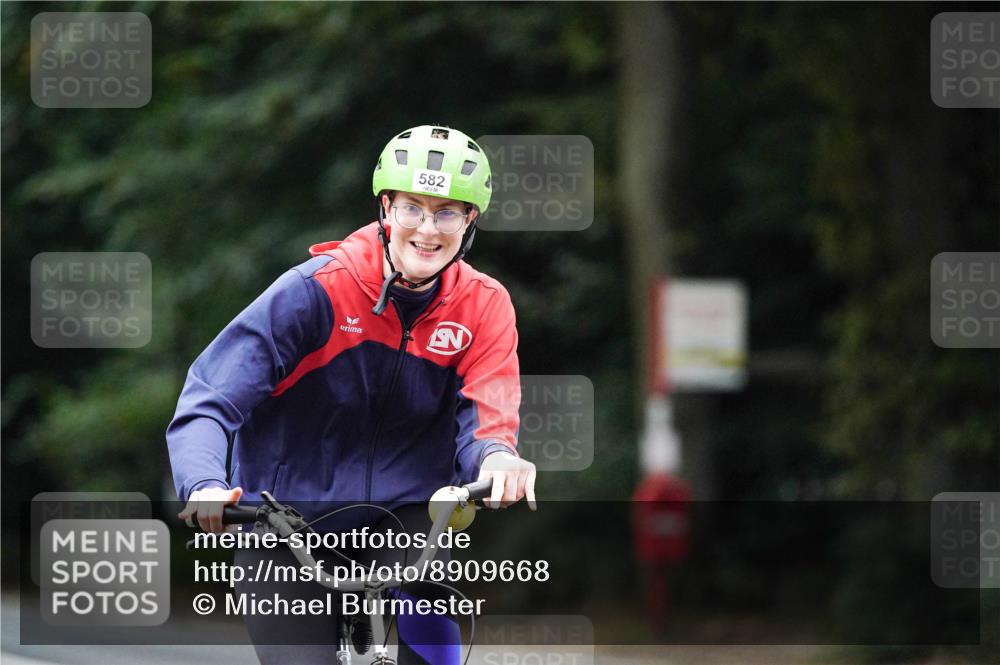 14.09.2025 - Stadtparktriathlon Michael Burmester http://msf.ph/oto/8909668 14.09.2025 10:14:50 Radfahren 536, 582, 584 meine-sportfotos.de