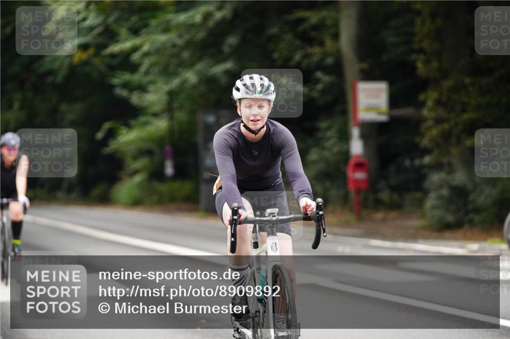 14.09.2025 - Stadtparktriathlon Michael Burmester http://msf.ph/oto/8909892 14.09.2025 10:22:24 Radfahren 546, 700, 704, 708 meine-sportfotos.de