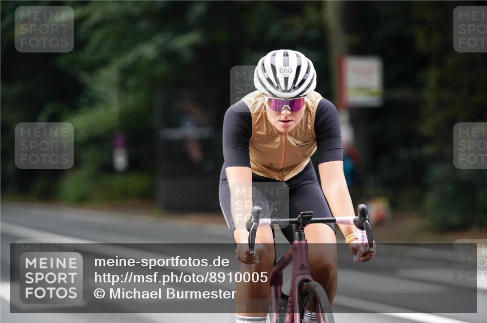 14.09.2025 - Stadtparktriathlon Michael Burmester http://msf.ph/oto/8910005 14.09.2025 10:25:18 Radfahren 571, 576, 630, 660, 671 meine-sportfotos.de