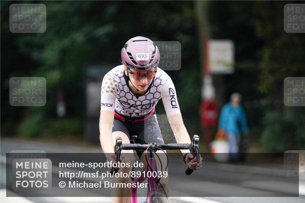 14.09.2025 - Stadtparktriathlon Michael Burmester http://msf.ph/oto/8910039 14.09.2025 10:26:23 Radfahren 665, 695 meine-sportfotos.de