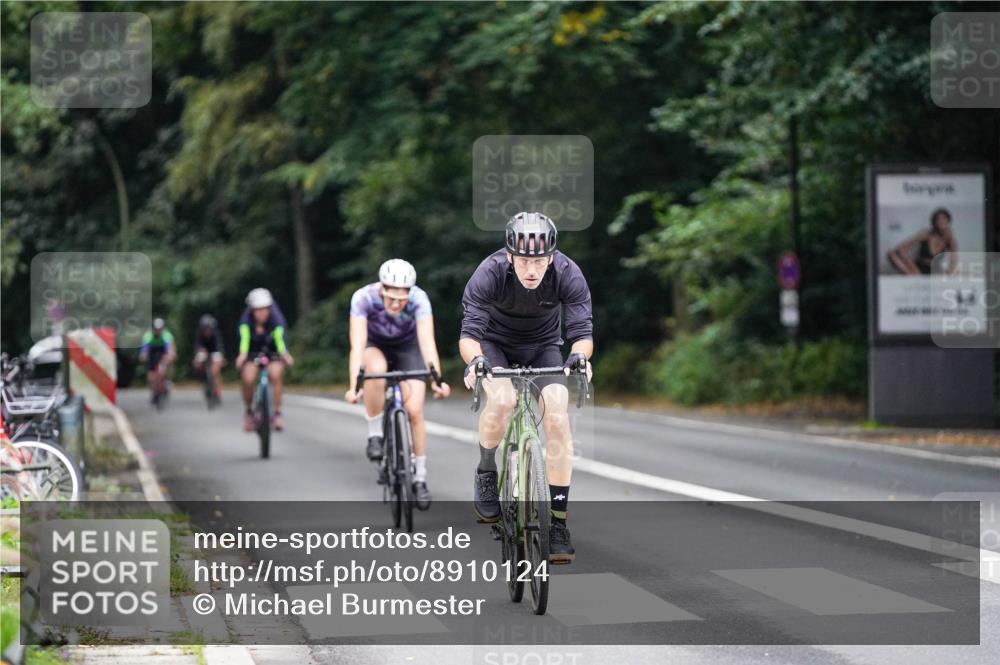 14.09.2025 - Stadtparktriathlon Michael Burmester http://msf.ph/oto/8910124 14.09.2025 10:28:46 Radfahren 592, 611, 619, 632, 720 meine-sportfotos.de