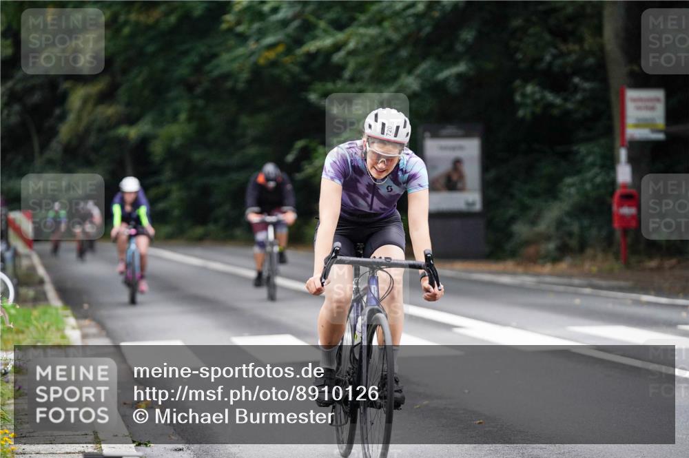 14.09.2025 - Stadtparktriathlon Michael Burmester http://msf.ph/oto/8910126 14.09.2025 10:28:49 Radfahren 592, 611, 619, 632, 694, 720 meine-sportfotos.de