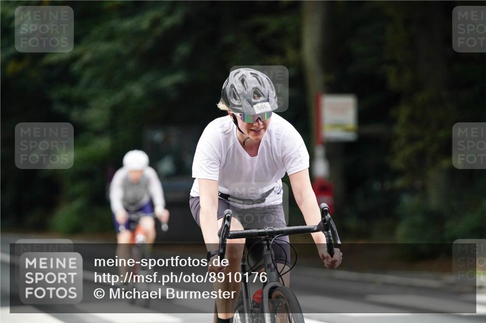 14.09.2025 - Stadtparktriathlon Michael Burmester http://msf.ph/oto/8910176 14.09.2025 10:30:26 Radfahren 586, 620, 645, 697, 699, 700, 704 meine-sportfotos.de
