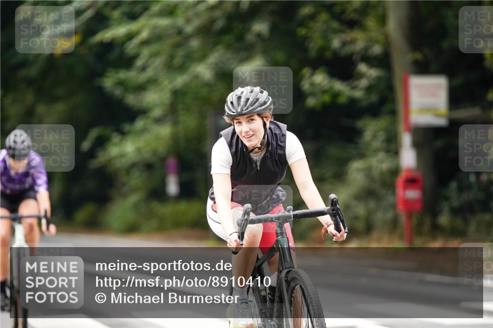 14.09.2025 - Stadtparktriathlon Michael Burmester http://msf.ph/oto/8910410 14.09.2025 10:37:42 Radfahren 639, 648 meine-sportfotos.de