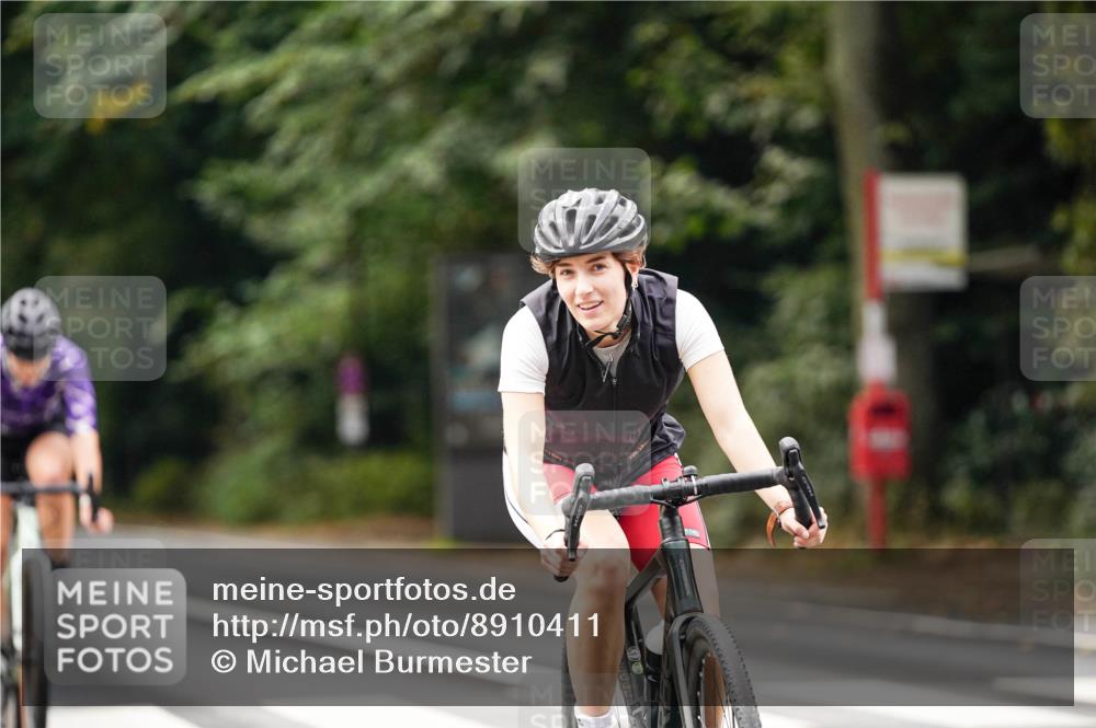 14.09.2025 - Stadtparktriathlon Michael Burmester http://msf.ph/oto/8910411 14.09.2025 10:37:43 Radfahren 639, 648 meine-sportfotos.de