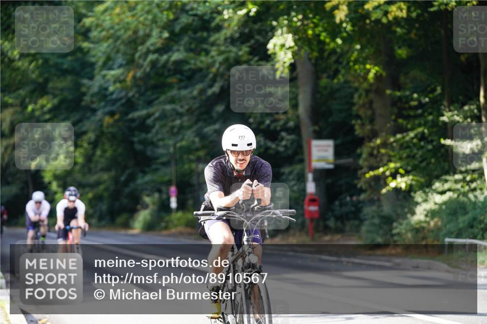 14.09.2025 - Stadtparktriathlon Michael Burmester http://msf.ph/oto/8910567 14.09.2025 10:48:07 Radfahren 647, 662, 665, 728, 740, 749, 762, 765, 777, 818 meine-sportfotos.de
