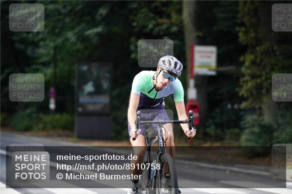 14.09.2025 - Stadtparktriathlon Michael Burmester http://msf.ph/oto/8910758 14.09.2025 10:53:00 Radfahren 657, 691, 708, 730 meine-sportfotos.de