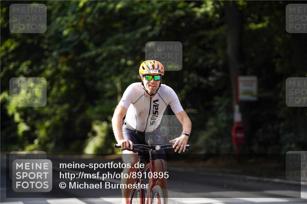 14.09.2025 - Stadtparktriathlon Michael Burmester http://msf.ph/oto/8910895 14.09.2025 10:56:20 Radfahren 645, 756, 760, 888 meine-sportfotos.de
