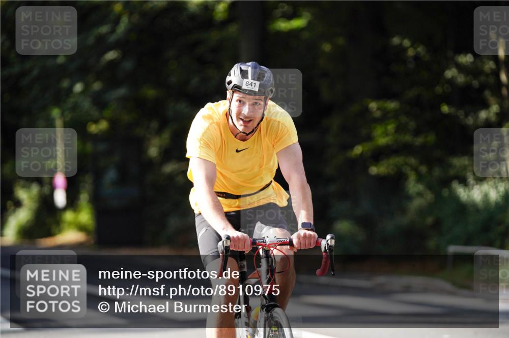 14.09.2025 - Stadtparktriathlon Michael Burmester http://msf.ph/oto/8910975 14.09.2025 10:57:55 Radfahren 637, 737, 816, 836, 841, 853 meine-sportfotos.de