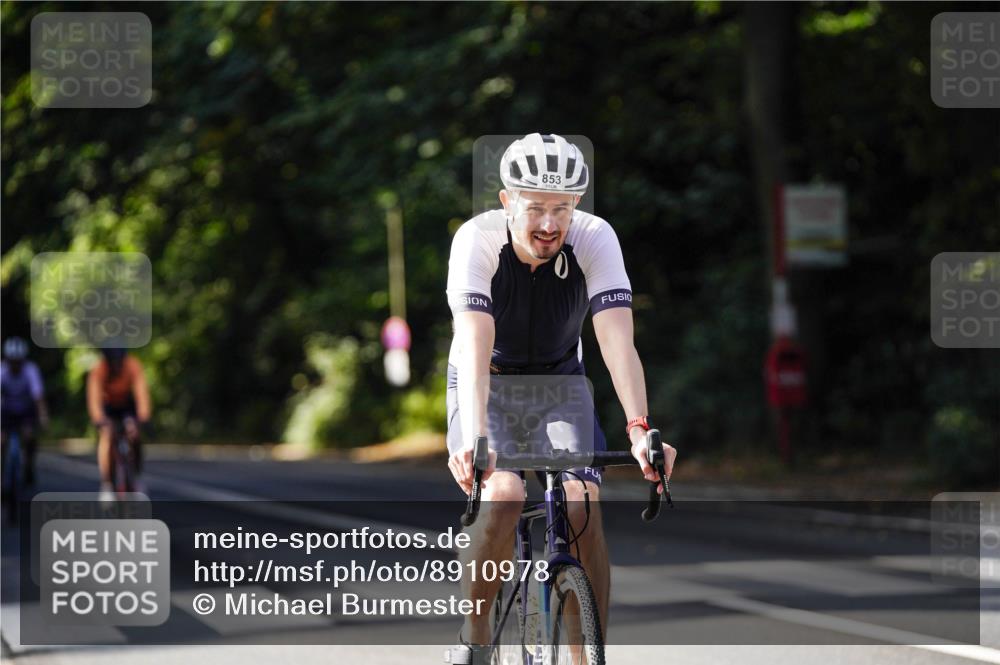 14.09.2025 - Stadtparktriathlon Michael Burmester http://msf.ph/oto/8910978 14.09.2025 10:57:56 Radfahren 637, 737, 816, 836, 841, 853 meine-sportfotos.de