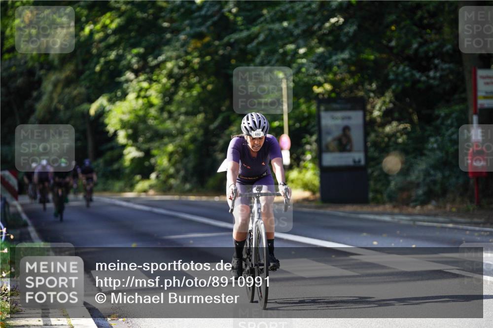 14.09.2025 - Stadtparktriathlon Michael Burmester http://msf.ph/oto/8910991 14.09.2025 10:58:17 Radfahren 692, 835, 846, 898, 919 meine-sportfotos.de