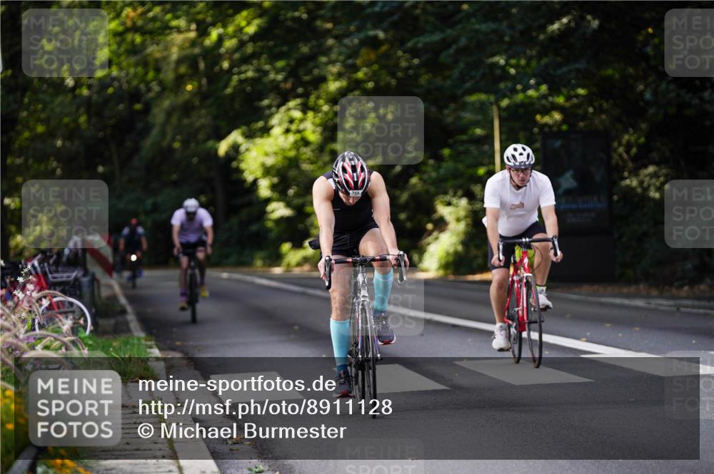 14.09.2025 - Stadtparktriathlon Michael Burmester http://msf.ph/oto/8911128 14.09.2025 11:01:22 Radfahren 749, 766, 808, 876, 902 meine-sportfotos.de