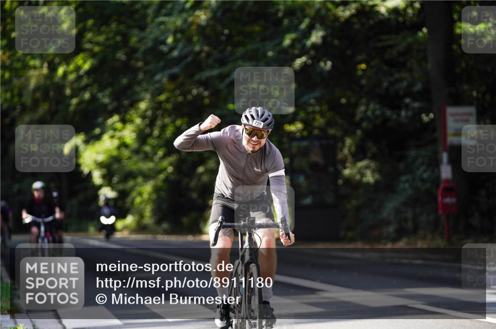 14.09.2025 - Stadtparktriathlon Michael Burmester http://msf.ph/oto/8911180 14.09.2025 11:02:15 Radfahren 682, 729, 732, 780, 875 meine-sportfotos.de