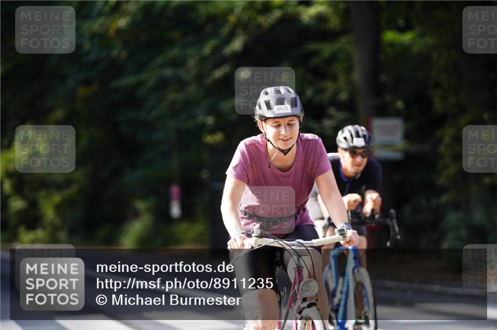 14.09.2025 - Stadtparktriathlon Michael Burmester http://msf.ph/oto/8911235 14.09.2025 11:03:35 Radfahren 668, 760, 811, 817 meine-sportfotos.de