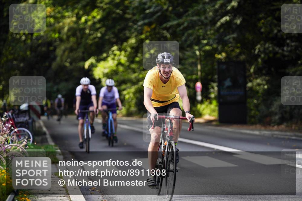 14.09.2025 - Stadtparktriathlon Michael Burmester http://msf.ph/oto/8911308 14.09.2025 11:05:17 Radfahren 827, 833, 835, 836, 841, 853, 919 meine-sportfotos.de