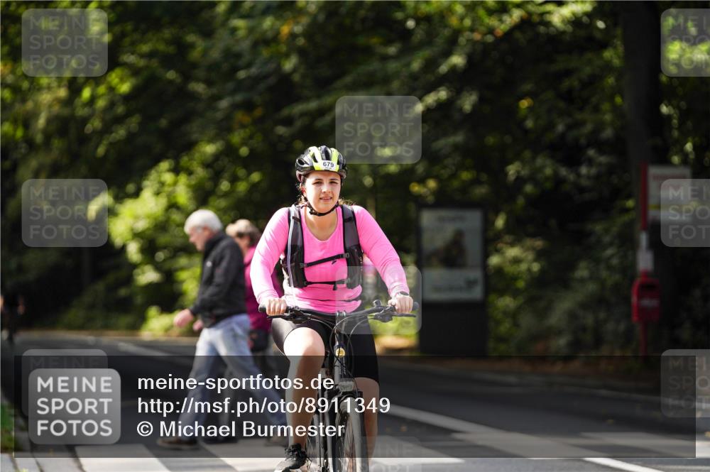 14.09.2025 - Stadtparktriathlon Michael Burmester http://msf.ph/oto/8911349 14.09.2025 11:06:10 Radfahren 679 meine-sportfotos.de