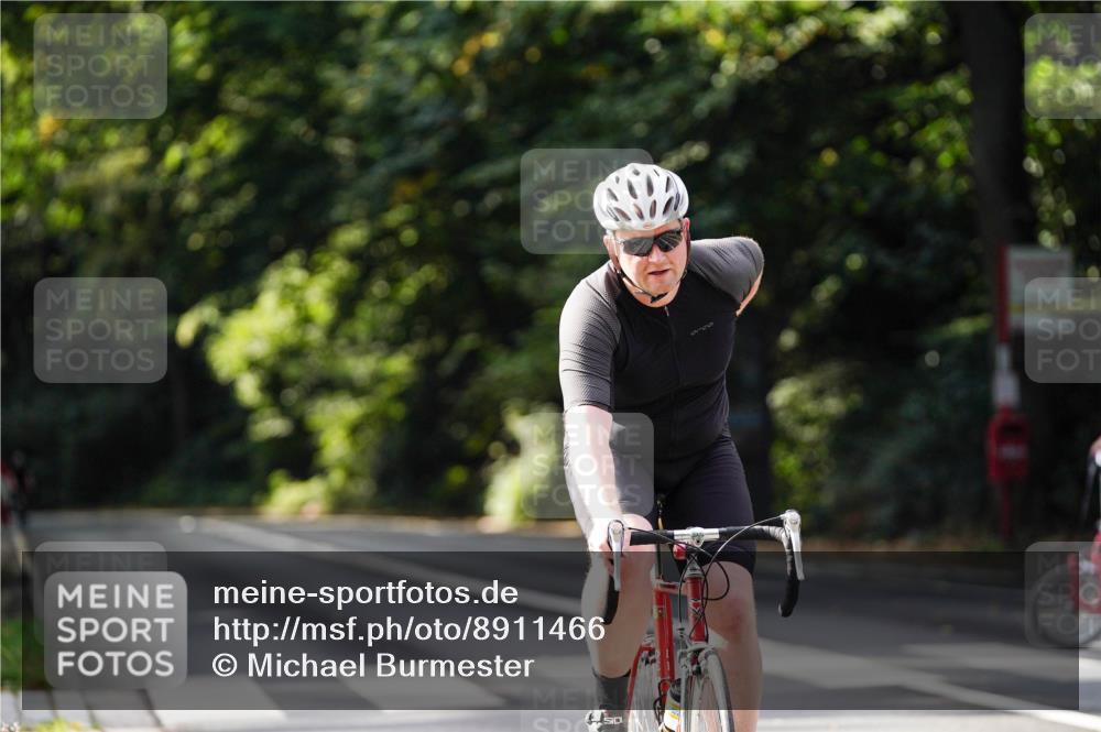 14.09.2025 - Stadtparktriathlon Michael Burmester http://msf.ph/oto/8911466 14.09.2025 11:09:17 Radfahren 805, 823 meine-sportfotos.de