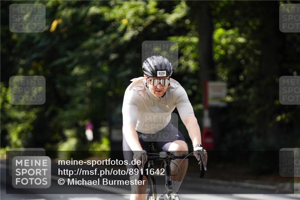 14.09.2025 - Stadtparktriathlon Michael Burmester http://msf.ph/oto/8911642 14.09.2025 11:14:53 Radfahren 820, 882 meine-sportfotos.de