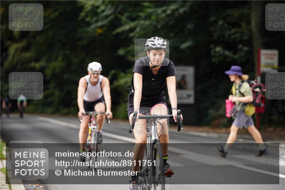 14.09.2025 - Stadtparktriathlon Michael Burmester http://msf.ph/oto/8911751 14.09.2025 11:18:41 Radfahren 724, 868, 932, 934, 985, 993, 1015 meine-sportfotos.de