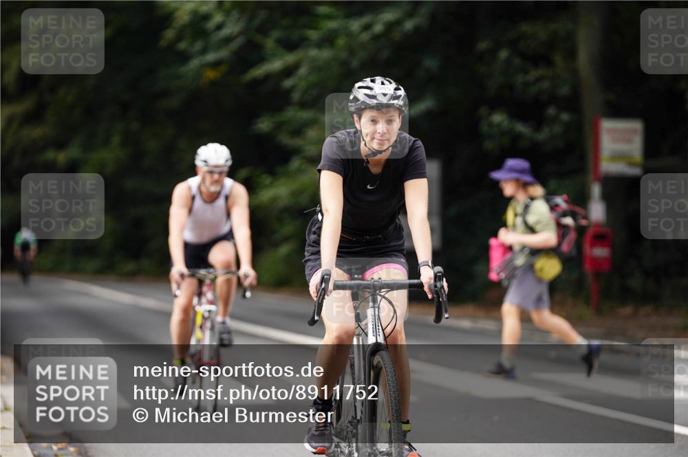 14.09.2025 - Stadtparktriathlon Michael Burmester http://msf.ph/oto/8911752 14.09.2025 11:18:42 Radfahren 724, 826, 868, 932, 934, 985, 1015 meine-sportfotos.de