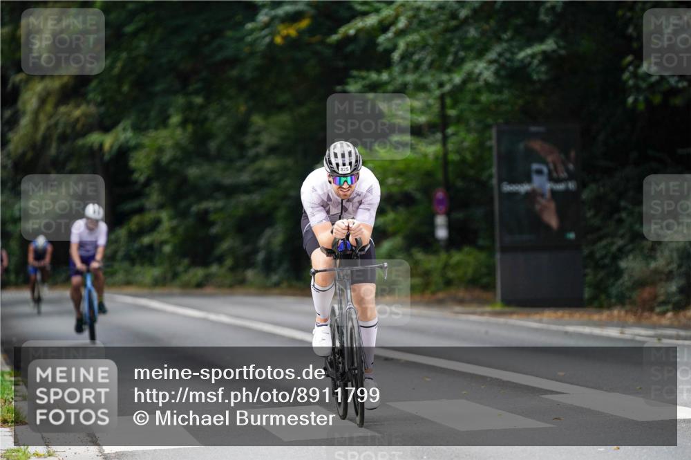 14.09.2025 - Stadtparktriathlon Michael Burmester http://msf.ph/oto/8911799 14.09.2025 11:19:51 Radfahren 825, 836, 867, 898, 1009, 1020 meine-sportfotos.de