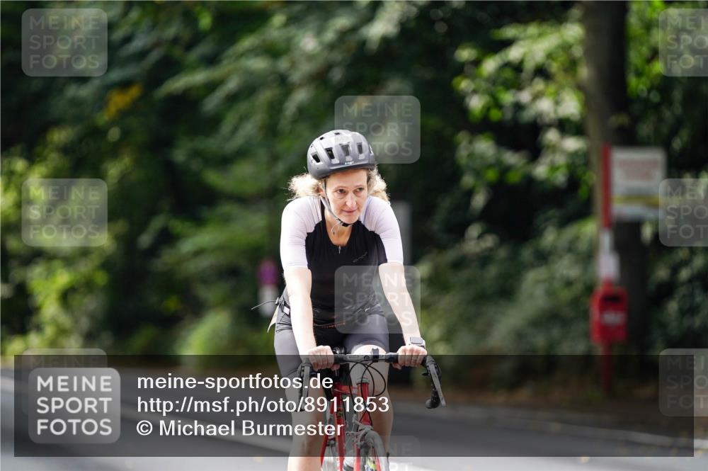 14.09.2025 - Stadtparktriathlon Michael Burmester http://msf.ph/oto/8911853 14.09.2025 11:20:57 Radfahren 937, 949 meine-sportfotos.de