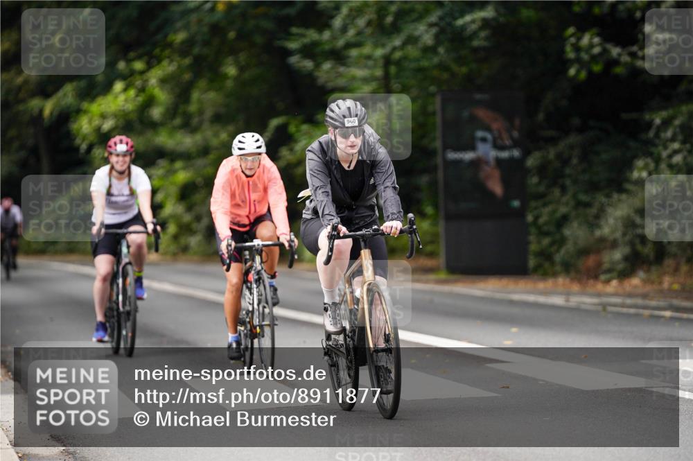 14.09.2025 - Stadtparktriathlon Michael Burmester http://msf.ph/oto/8911877 14.09.2025 11:21:41 Radfahren 734, 871, 927, 955, 960 meine-sportfotos.de