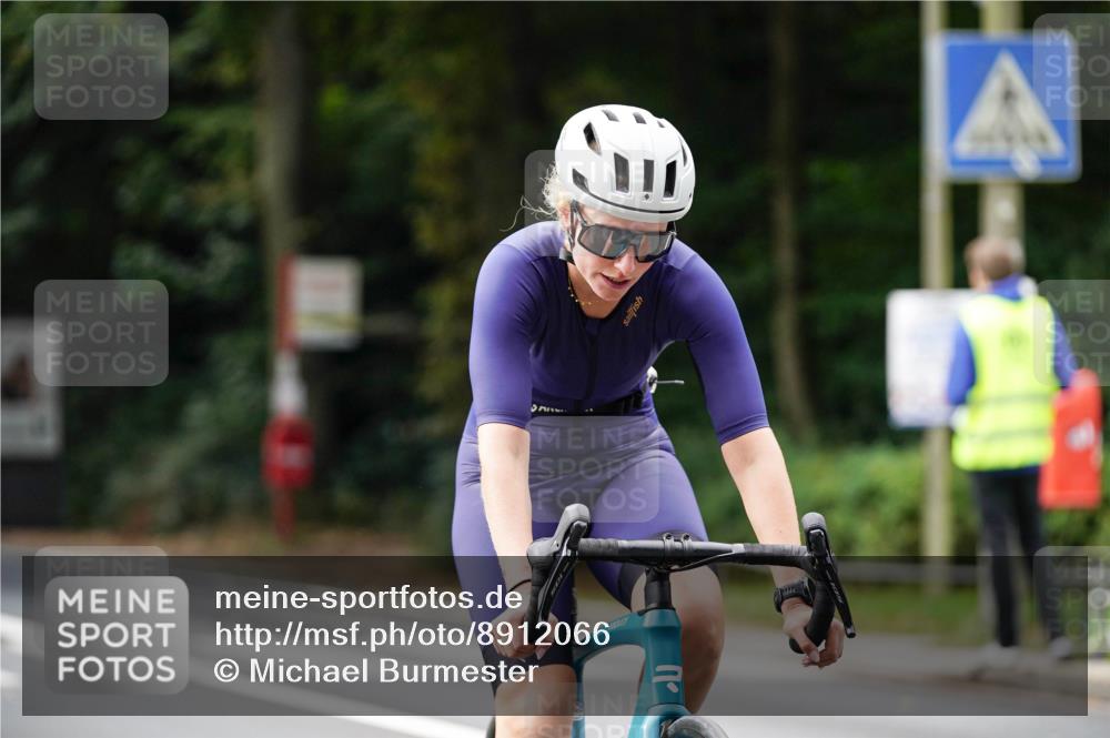 14.09.2025 - Stadtparktriathlon Michael Burmester http://msf.ph/oto/8912066 14.09.2025 11:26:06 Radfahren 930, 951, 1006 meine-sportfotos.de