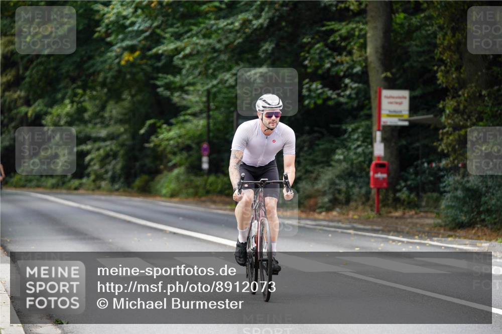 14.09.2025 - Stadtparktriathlon Michael Burmester http://msf.ph/oto/8912073 14.09.2025 11:26:15 Radfahren 835, 930, 951 meine-sportfotos.de
