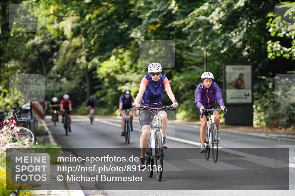 14.09.2025 - Stadtparktriathlon Michael Burmester http://msf.ph/oto/8912336 14.09.2025 11:33:15 Radfahren 946, 992, 1005, 1011 meine-sportfotos.de