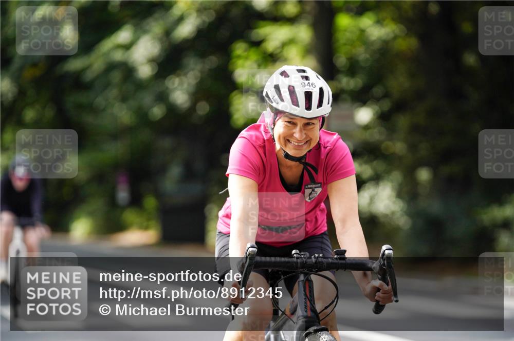 14.09.2025 - Stadtparktriathlon Michael Burmester http://msf.ph/oto/8912345 14.09.2025 11:33:22 Radfahren 824, 839, 946, 962, 980, 992, 1005, 1008, 1011, 1067 meine-sportfotos.de