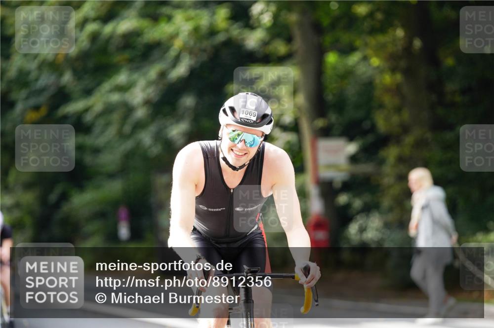 14.09.2025 - Stadtparktriathlon Michael Burmester http://msf.ph/oto/8912356 14.09.2025 11:33:39 Radfahren 951, 1006, 1069 meine-sportfotos.de