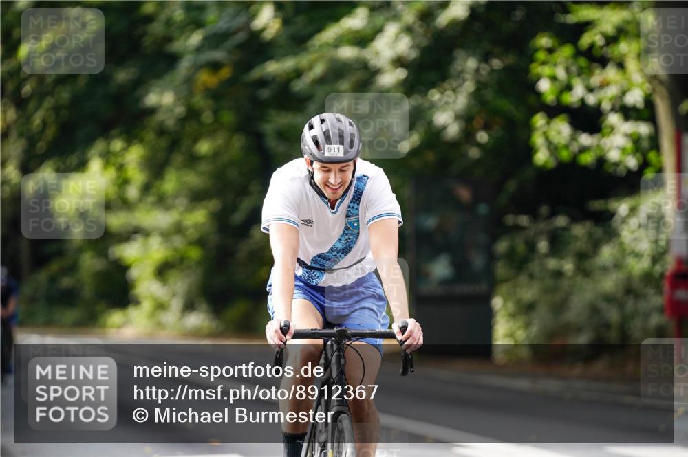14.09.2025 - Stadtparktriathlon Michael Burmester http://msf.ph/oto/8912367 14.09.2025 11:34:03 Radfahren 911, 942, 1015, 1036 meine-sportfotos.de